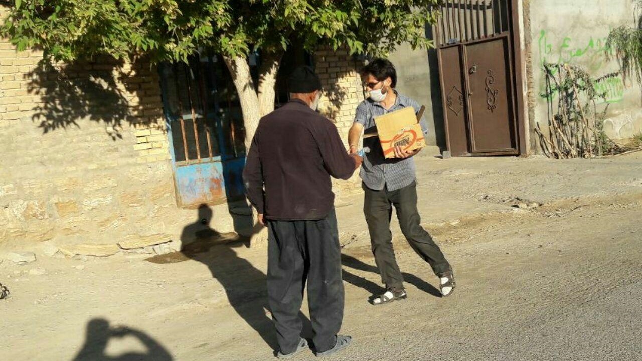 توزیع بسته‌های فرهنگی به مناسبت عید غدیر در روستاهای چهاربرج + تصاویر