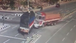 نجات یافتن خیره کننده موتورسوار از تصادف با خاور + فیلم