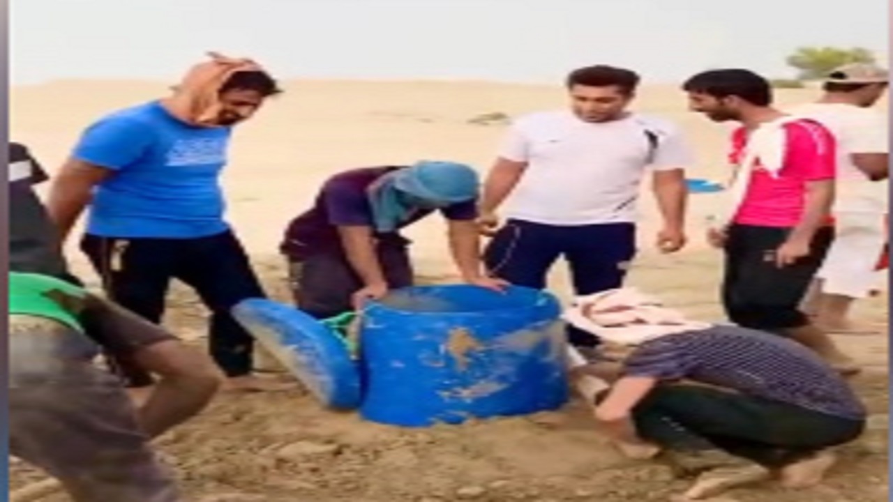 فیلمی دیدنی از حفر چاه آب توسط جوانان هرمزگان