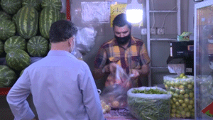 لزوم استفاده از ماسک هنگام خرید میوه + فیلم