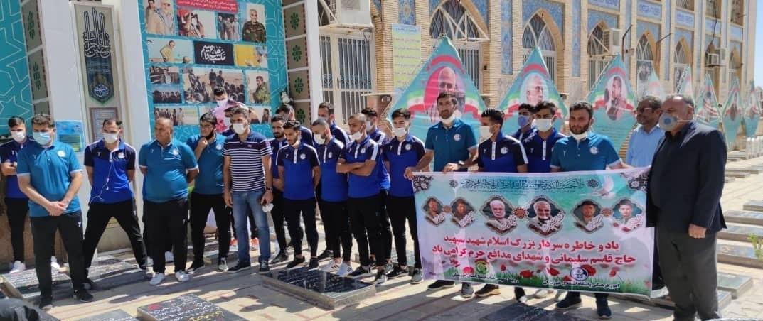 حضور تیم استقلال خوزستان بر سر مزار شهید سلیمانی