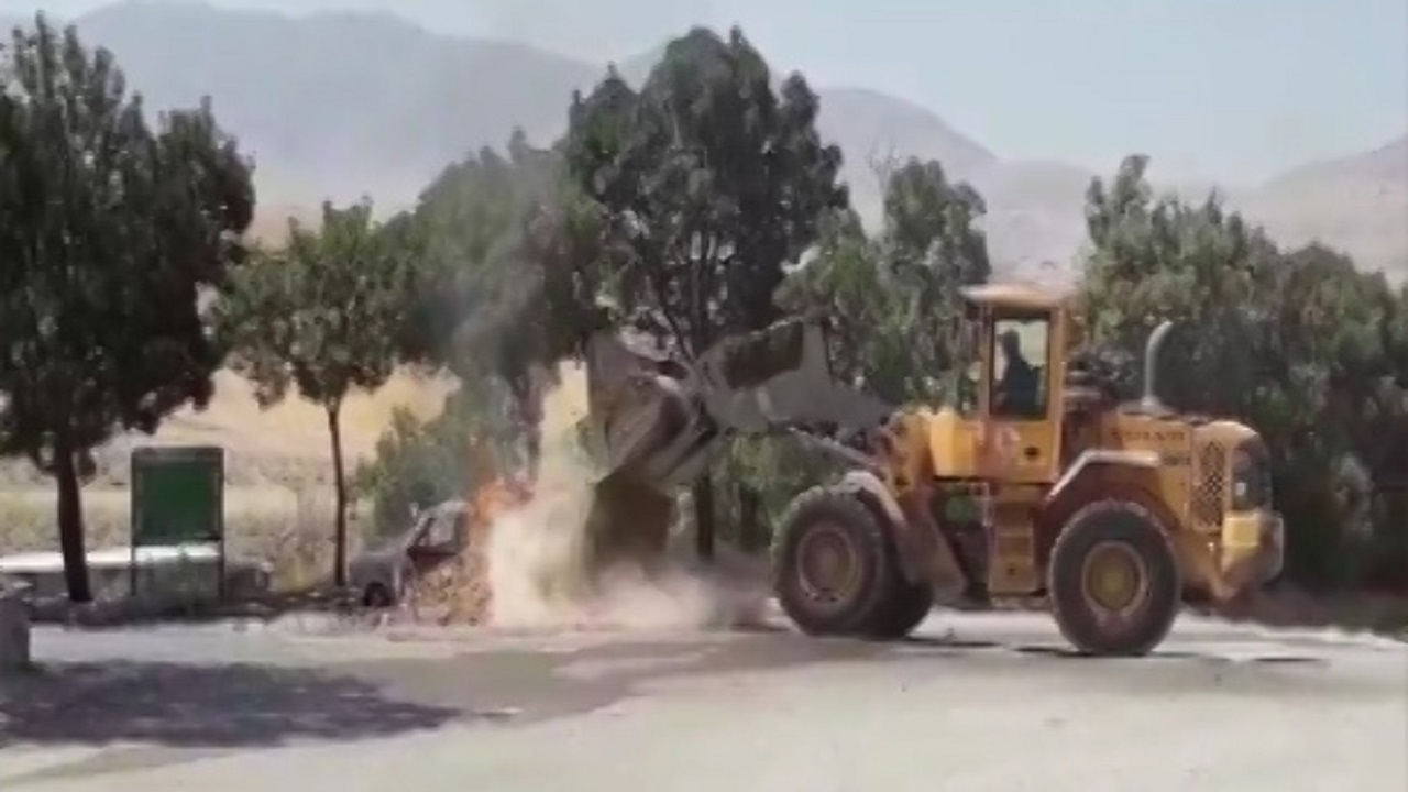 خاموش کردن خودروی آتش گرفته با لودر