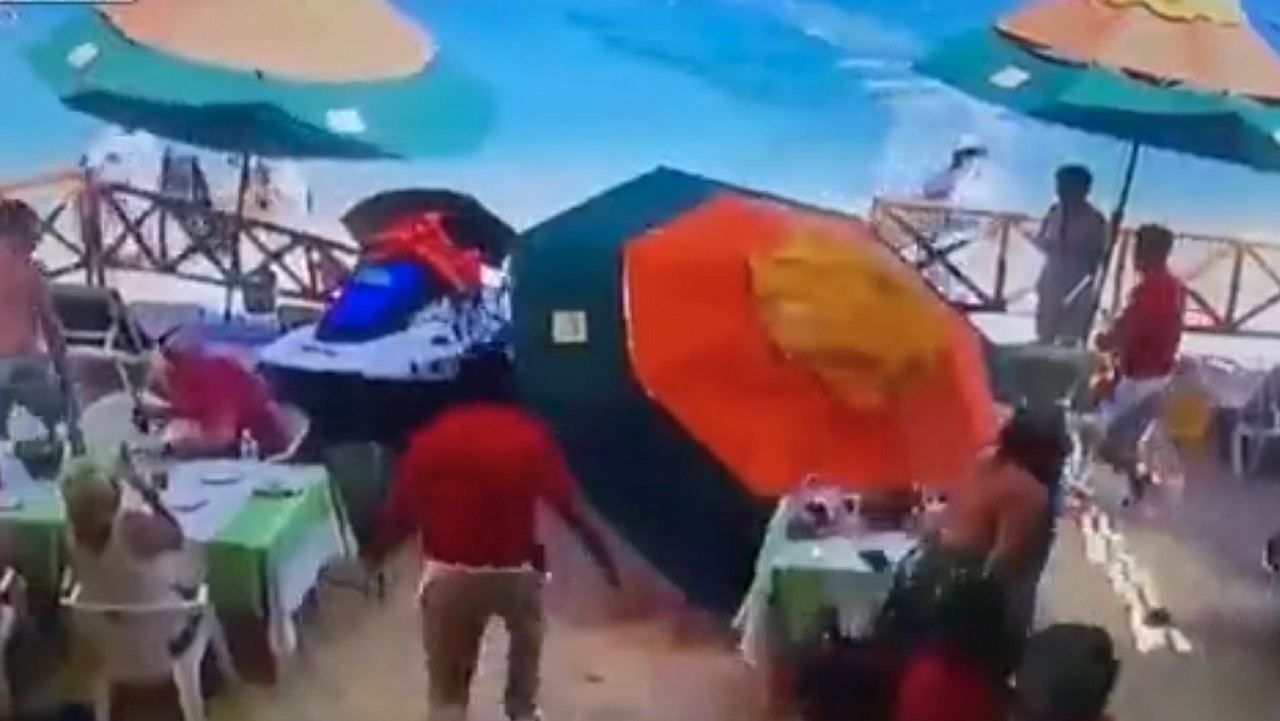 لحظه وحشتناک برخورد جت اسکی به گردشگران