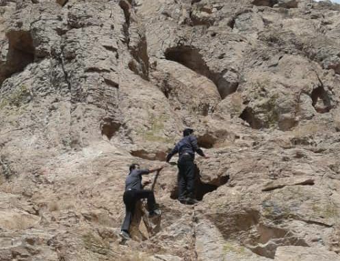 نجات دختری با اختلال حواس در کوه صاحب‌الزمان کرمان
