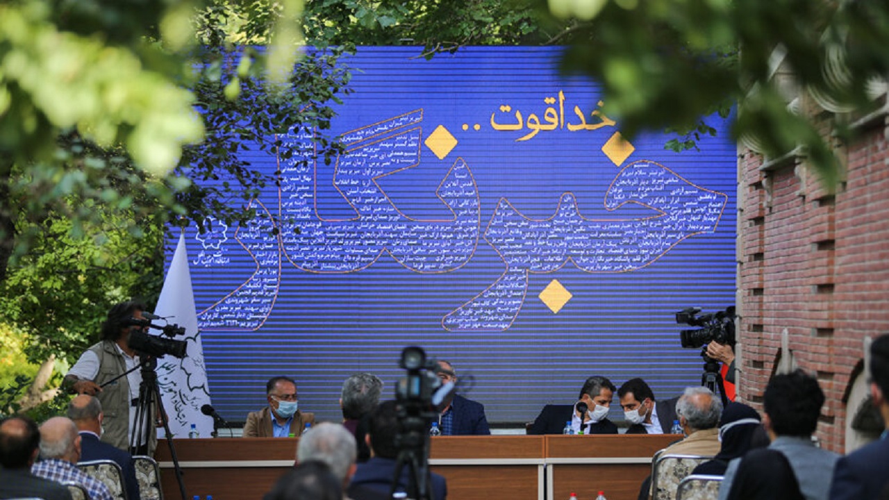 خبرنگاران مسئولان را به رعایت عدالت و توزیع عادلانه ثروت هدایت می کنند