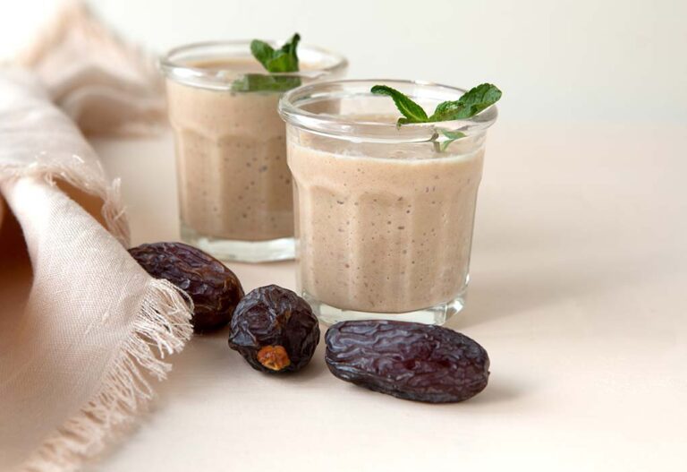 طرز تهیه فوری معجون شیر پسته و شیر خرما مقوی خانگی