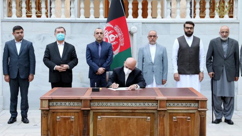 اشرف غنی فرمان آزادی ۴۰۰ زندانی خطرناک طالبان را امضا کرد