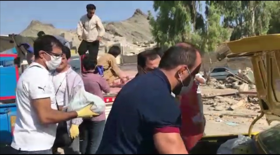 توزیع اقلام توسط کشتی گیران میان دانش آموزان زاهدانی