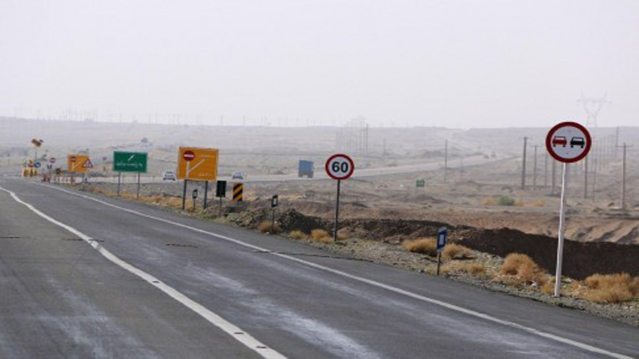خط کشی و نصب علائم ایمنی در محور زاهدان – زابل