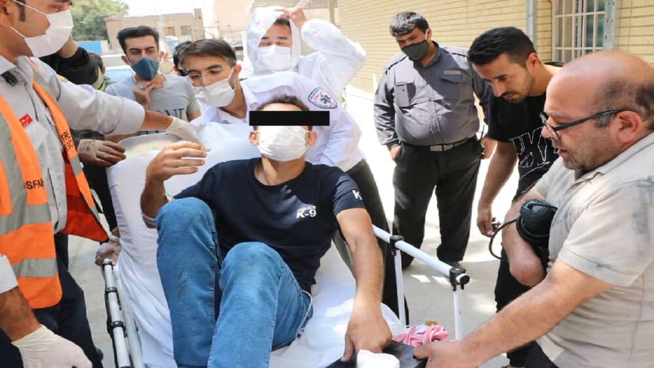 گیر افتادن دست کارگر اصفهانی در دستگاه تزریق پلاستیک