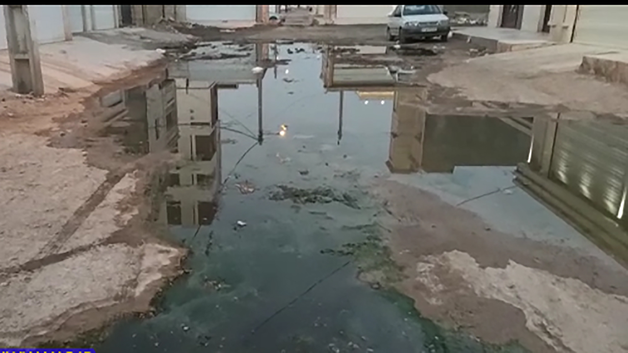 خودنمایی فاضلاب در معابر محله کیانشهر اهواز + فیلم