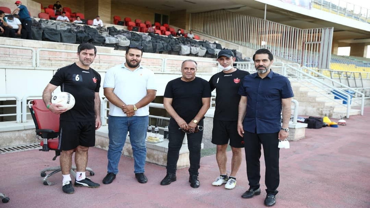مدال قهرمانی بیرانوند به فرزندانش اهدا شد/ حضور پیشکسوت پرسپولیس در تمرین امروز