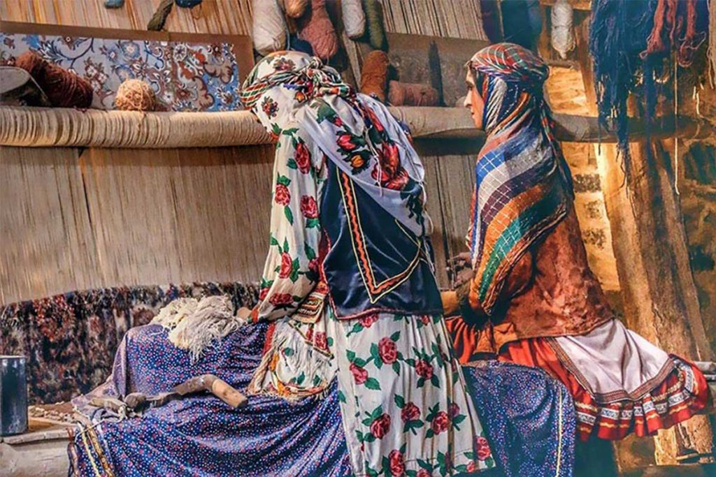 ۵۰۰ خانواده مددجوی ایلامی در زمینه قالیبافی مشغول به فعالیت هستند