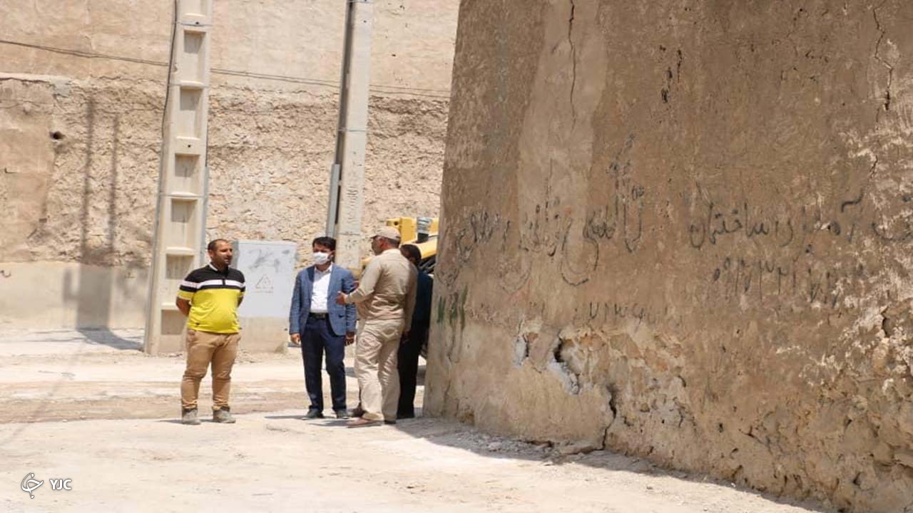 خانه&zwnj;های متروکه در کازرون تخریب می&zwnj;شوند