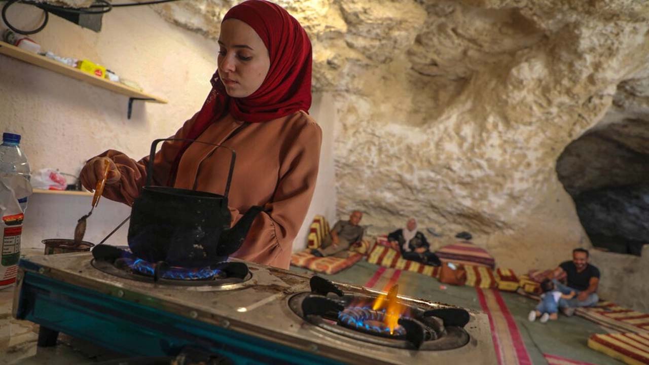 زندگی متفاوت و عجیب خانواده فلسطینی در غار + تصاویر