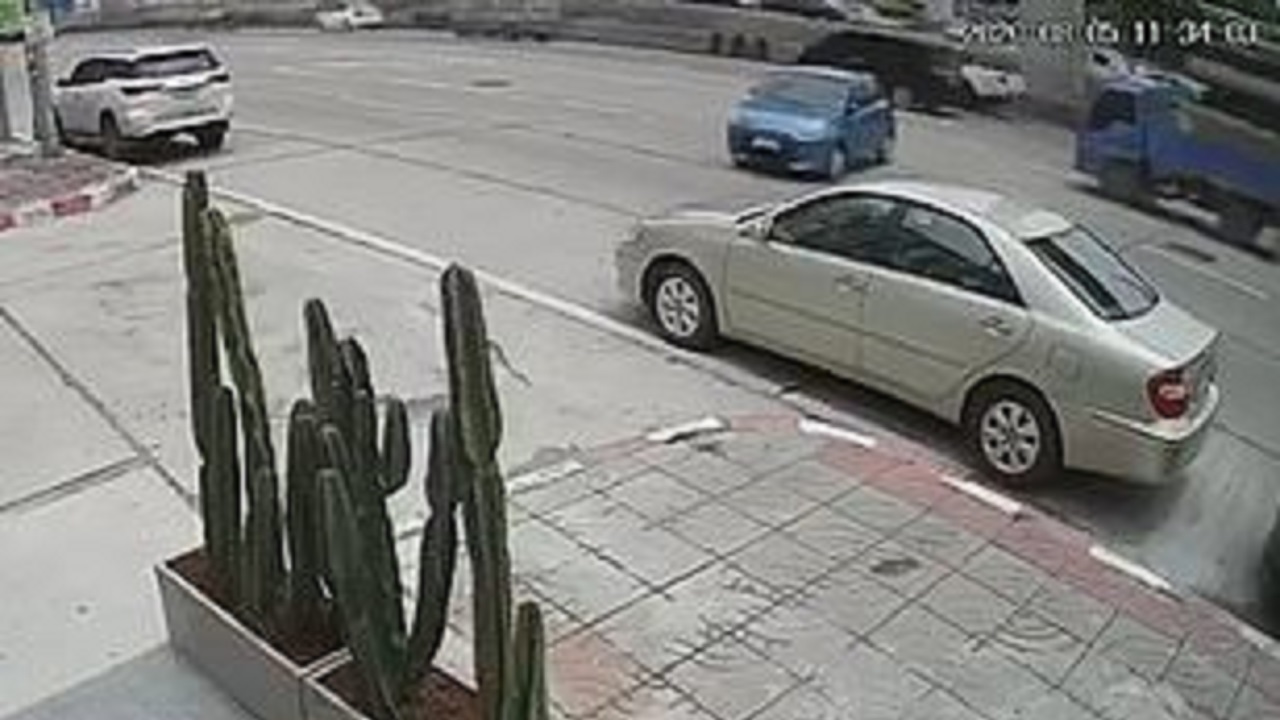 لحظه وحشتناک ورود خودروی بدون راننده به وسط اتوبان!