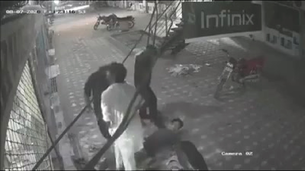 نجات جان یک فروشنده از برق گرفتگی توسط دوستش + فیلم