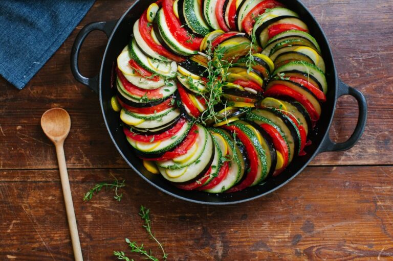 طرز تهیه یک غذای فرانسوی خوشمزه با بادمجان در فر یا قابلمه