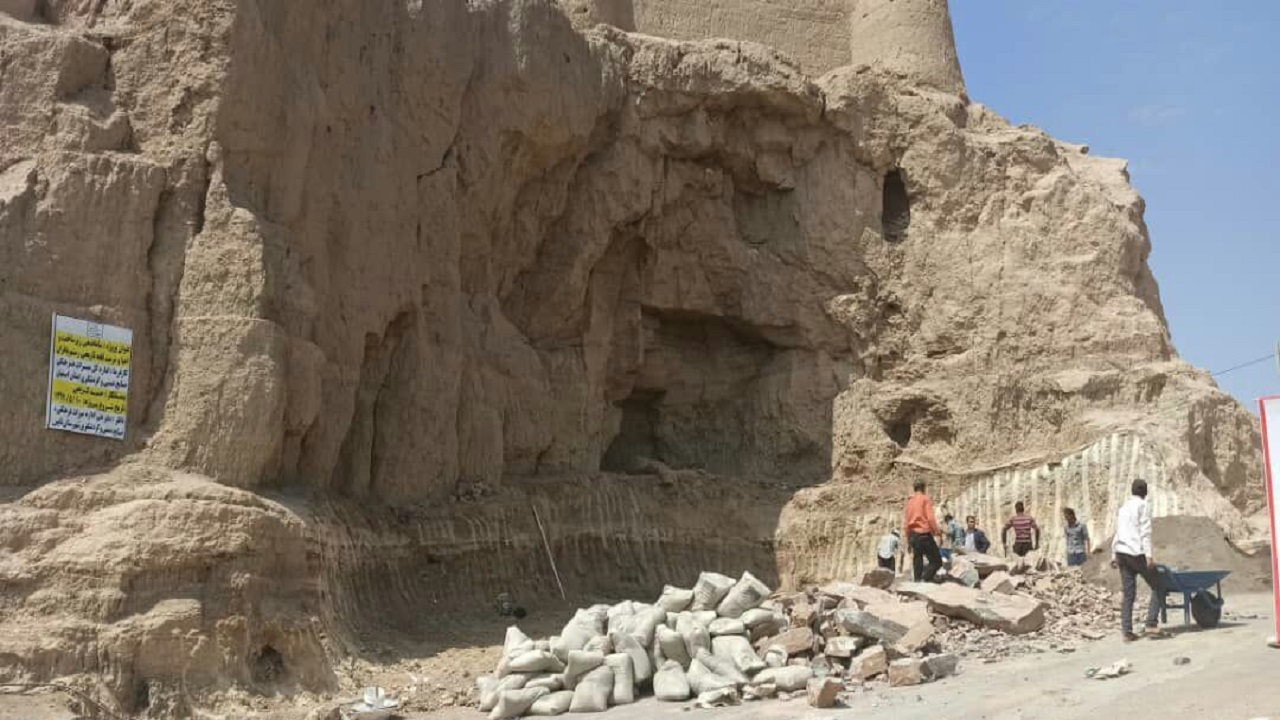 مرمت بخشی از قلعه رستم بافران نایین