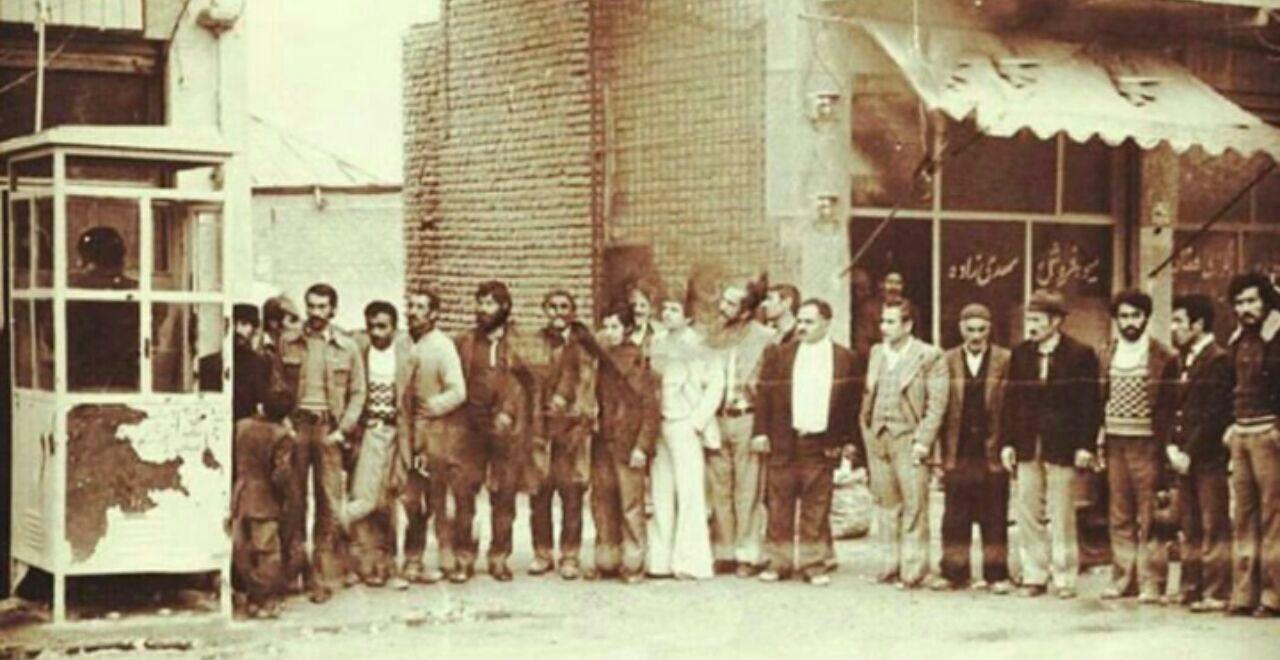 تصویری از صف هایی در انتظار تلفن عمومی