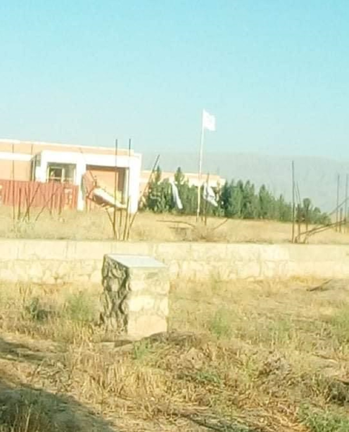 نصب پرچم طالبان بر فراز خوابگاه دانشگاه تخار!