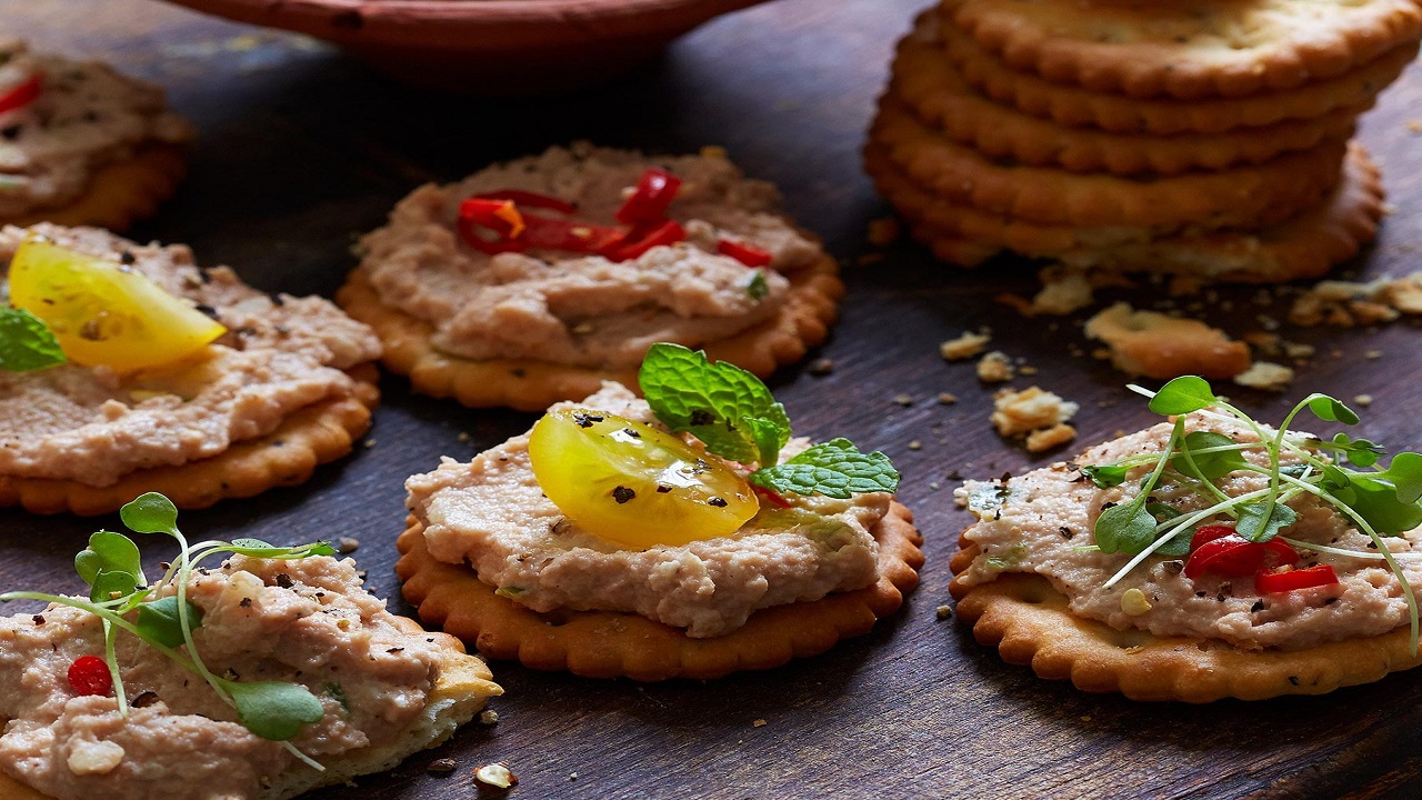 طرز تهیه اسنک خانگی تن ماهی و نخود فرنگی در ۵ دقیقه