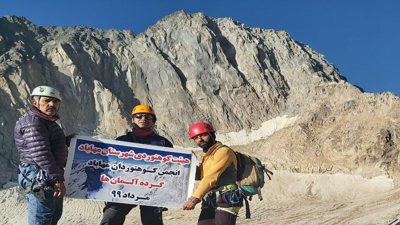 کوهنوردان مهابادی فاتح قله علم کوه شدند