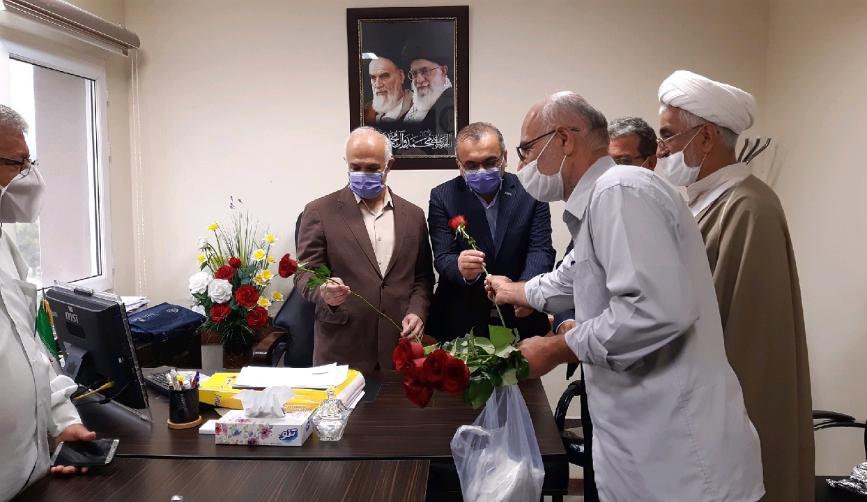 اهدای گل آزادگان به کادر درمان گیلان