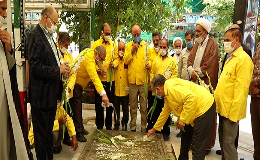 آزادگان قمی با لباس اسارت در گلزار علی بن جعفر (ع)