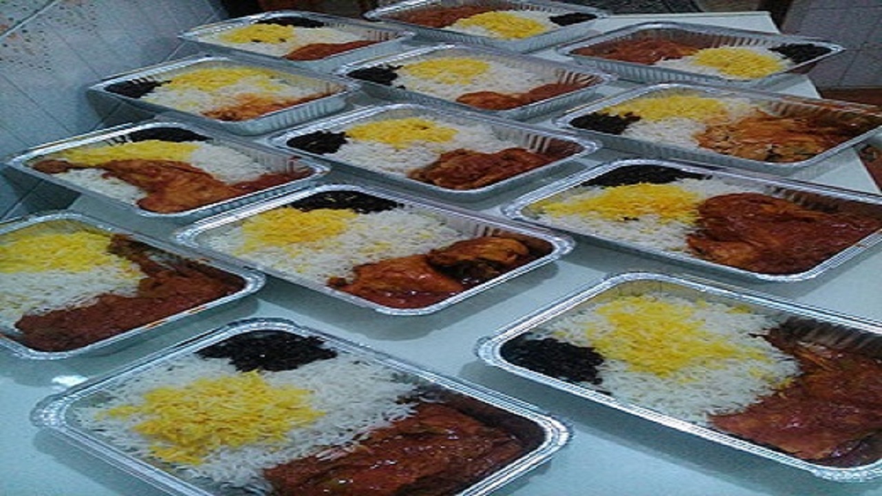 غذای گرم با دستان داوطلبان هلال احمر بر سفره ایتام اهوازی نشست