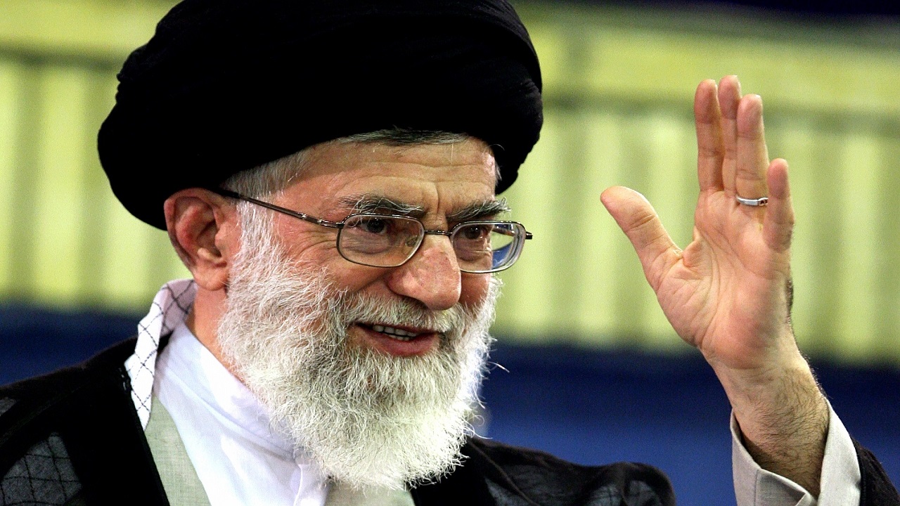 تصویری قدیمی از دوران جوانی رهبر انقلاب