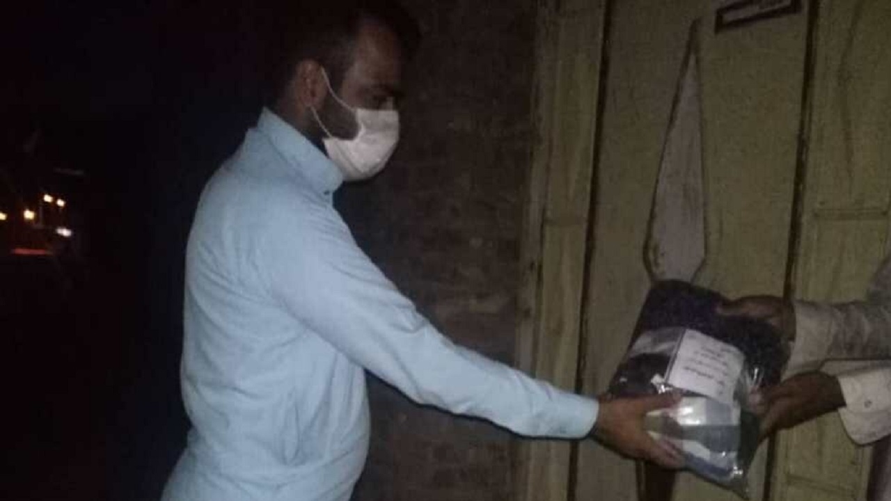 ۴۵۰ بسته لباس بین نیازمندان خاش توزیع شد