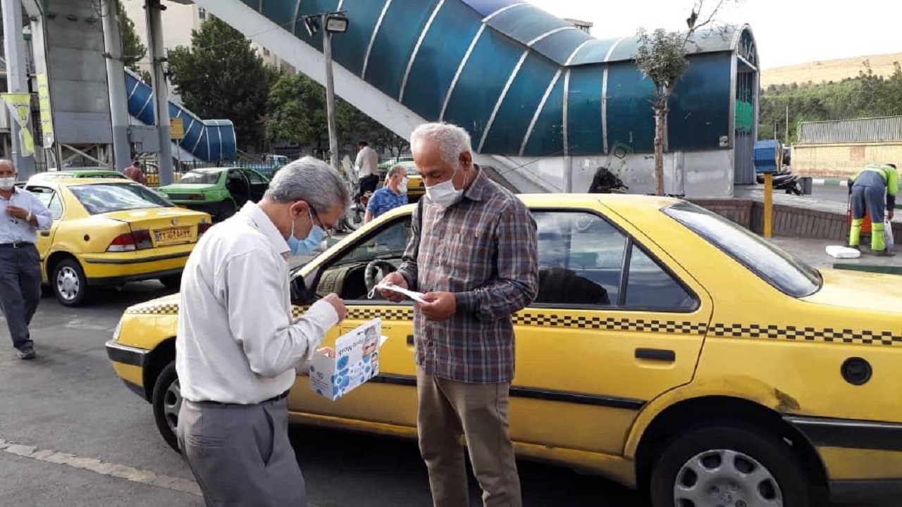 توزیع ماسک رایگان بین رانندگان تاکسی منطقه ۸ + تصاویر