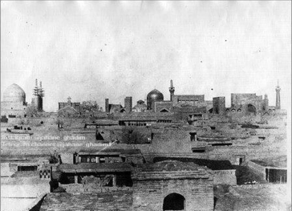 دورنمایی از گنبد و بارگاه حرم امام رضا (ع) در دوره قاجار دورنمایی از گنبد و بارگاه حرم امام رضا (ع) در دوره قاجار