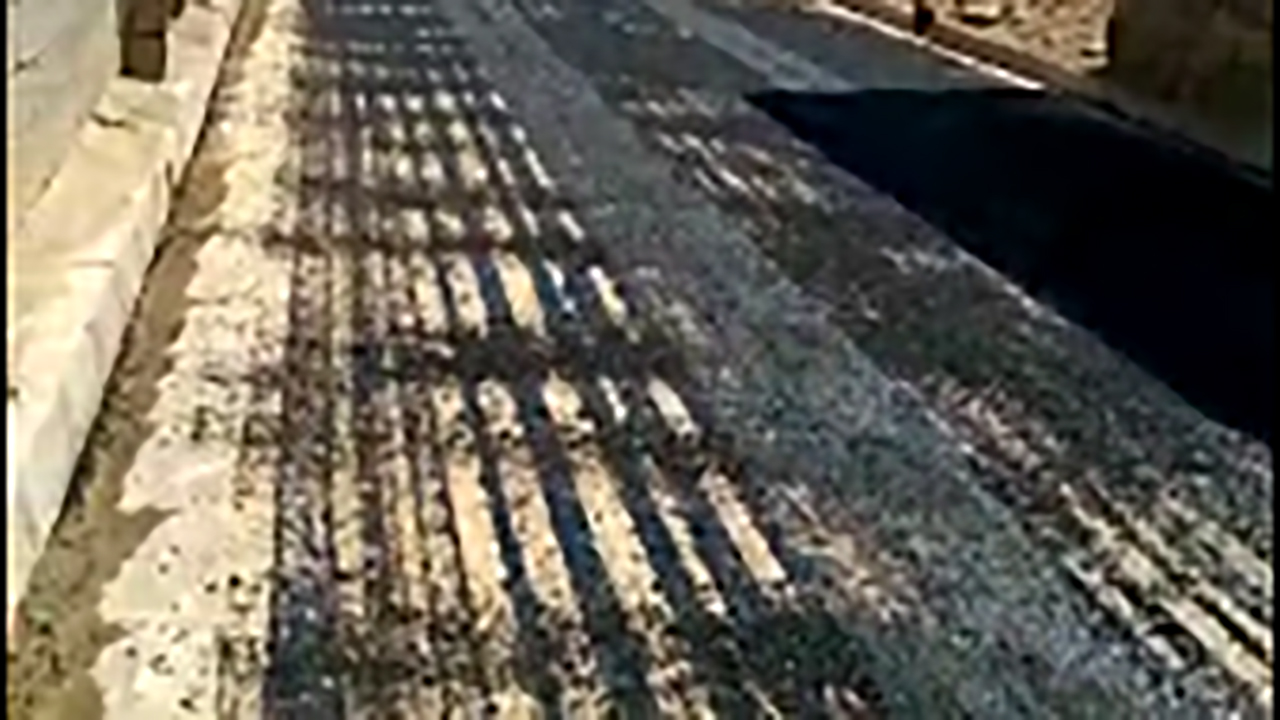 روکش آسفالت معابر در روستای آقکند + فیلم