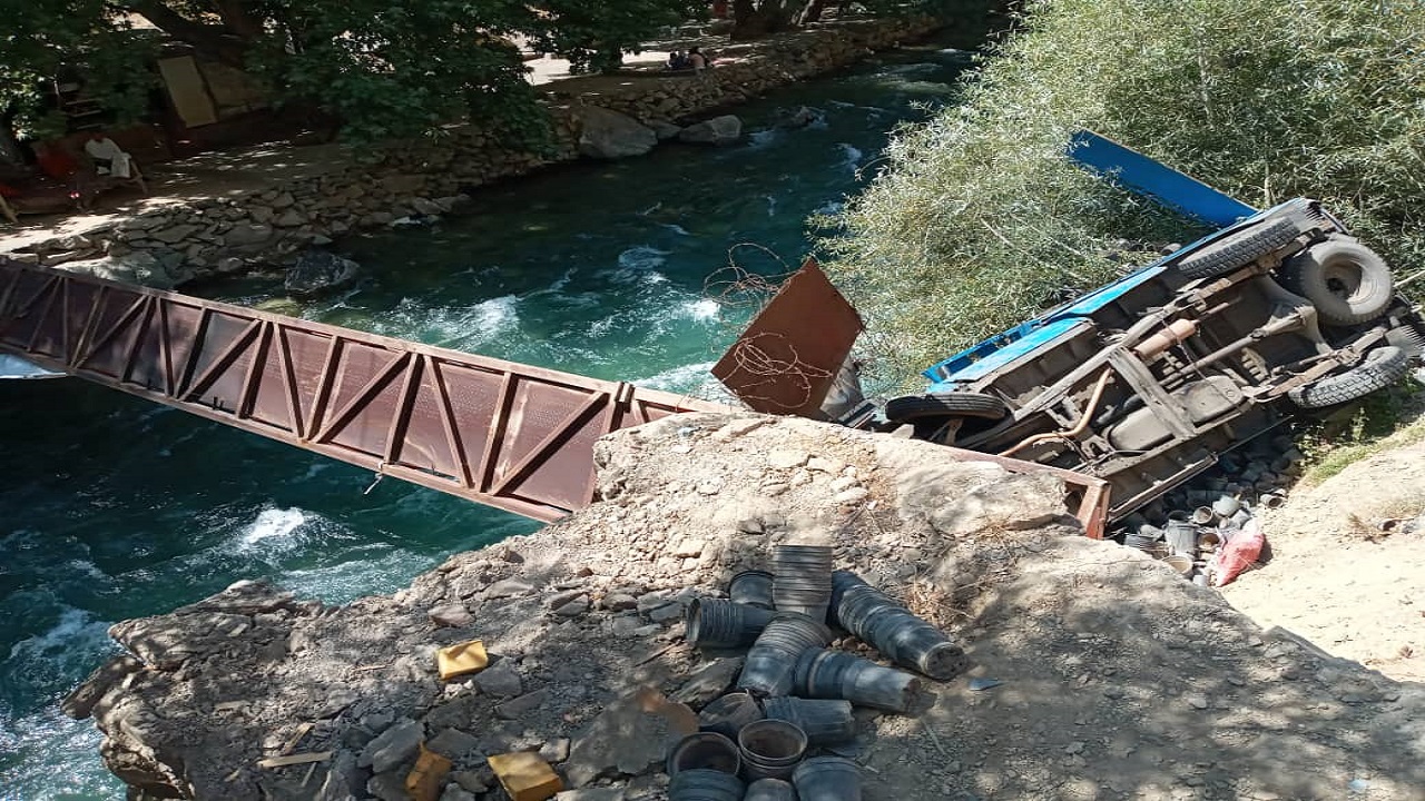 حوادث زنجیره ای در پی انحراف نیسان از مسیر