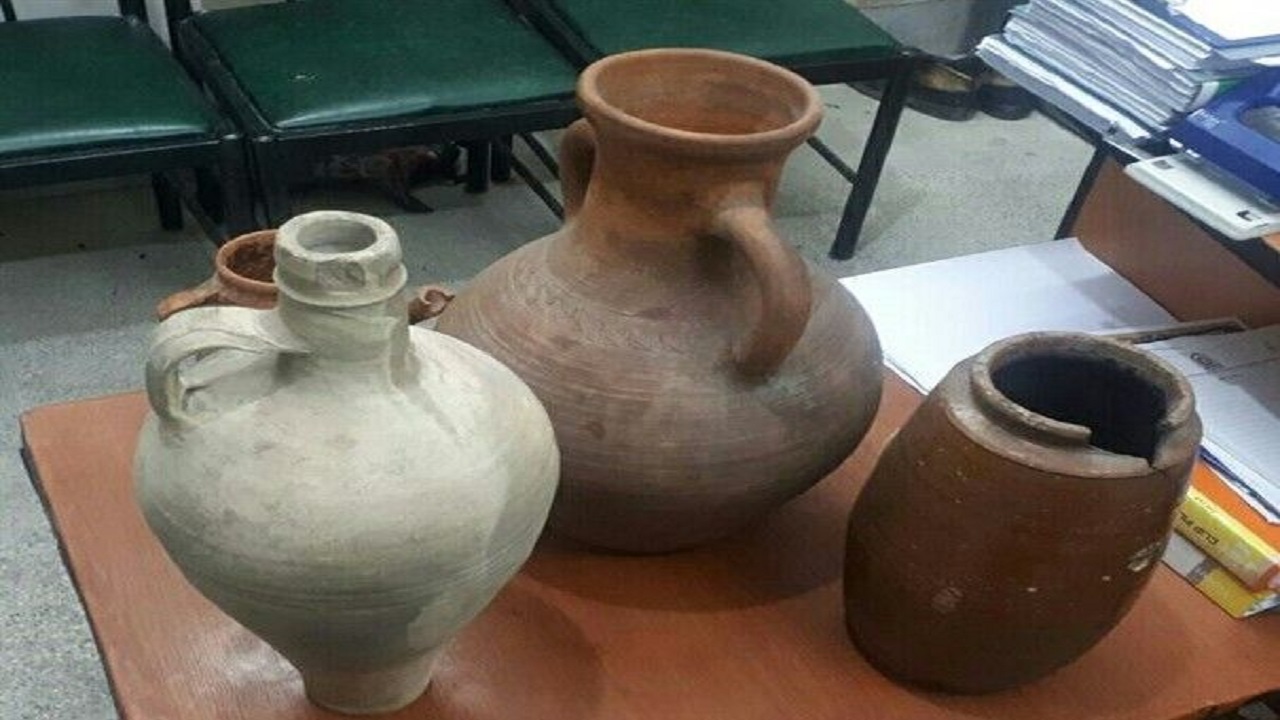 کشف اشیای سفالی تاریخی در منزل یکی از اهالی بخش دهدز