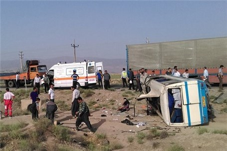 واژگونی مینی بوس در مهریز 
