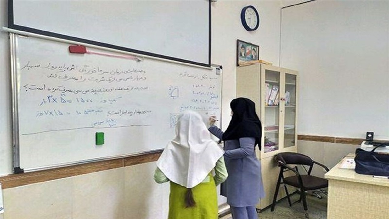 دست همه معلمان را ‌می‌بوسم