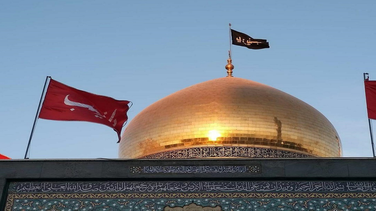برافراشته شدن پرچم عزای امام حسین(ع) بر فراز حرم حضرت زینب(س)