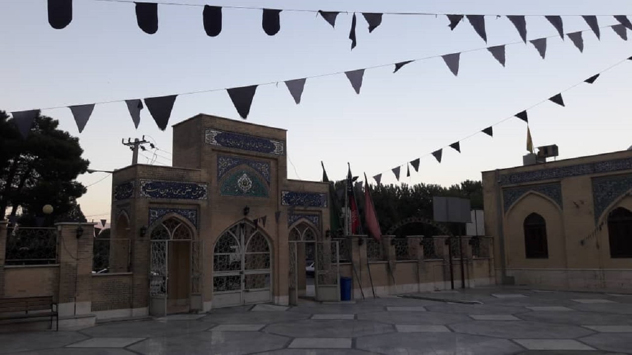 اهتزاز پرچم عزای حسینی(ع) بر فراز بقاع متبرکه استان کرمانشاه