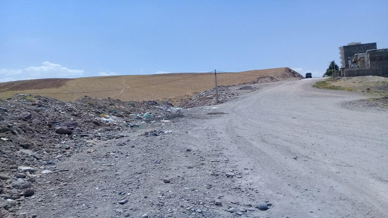 دپوی زباله و نخاله‌های ساختمانی در مجاورت جاده + تصاویر