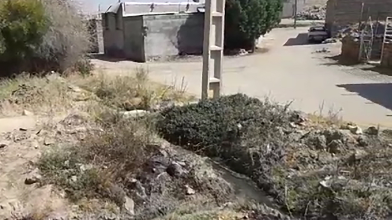 کانال فاضلاب روباز و بهداشت نامناسب معابر در مسجدسلیمان + فیلم