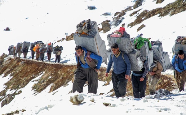 ۲۷۰۰ شغل برکت برای کولبران استان کرمانشاه