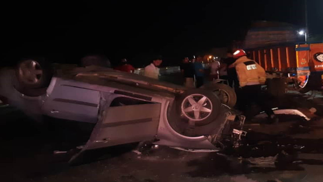 امدادرسانی آتش نشانان به حادثه واژگونی خودرو در جاده دریا