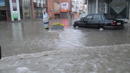 بارش شدید باران راه ارتباطی ۸ روستای پلدختر را قطع کرد