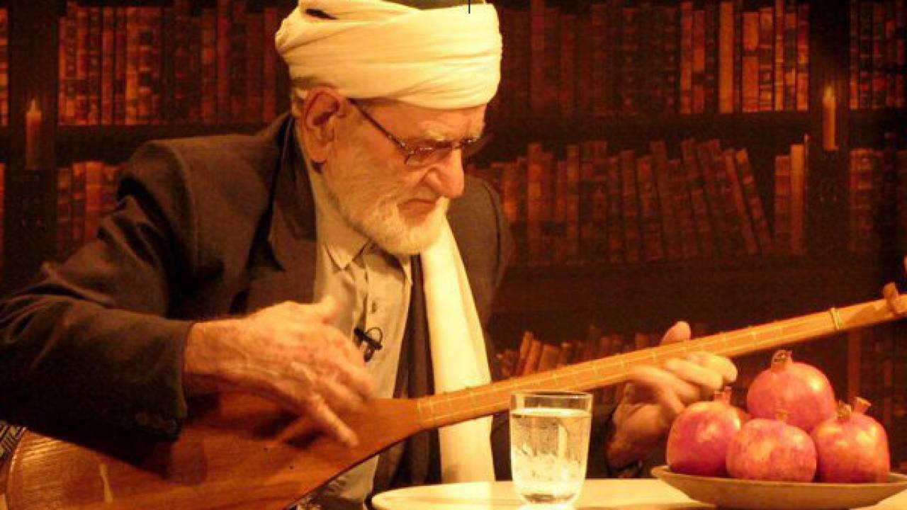 اهدای گواهی‌نامه ثبت جهانی دوتار به استاد عثمان محمدپرست