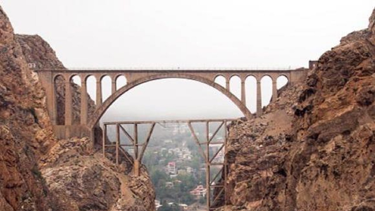 تصویری از عبور اولین قطار از روی پل ورسک