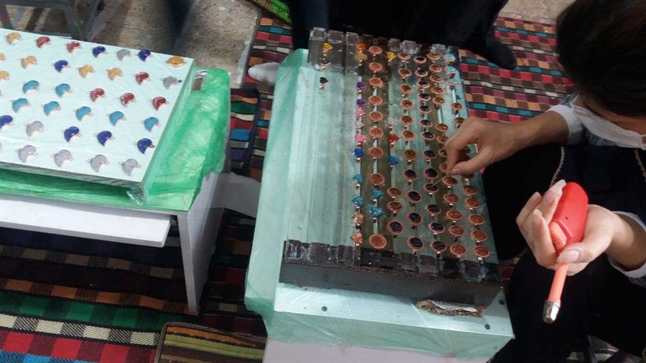راه‌اندازی نخستین کارگاه فیروزه‌کوبی در شهرستان کازرون/اشتغالزایی برای ۶ نفر