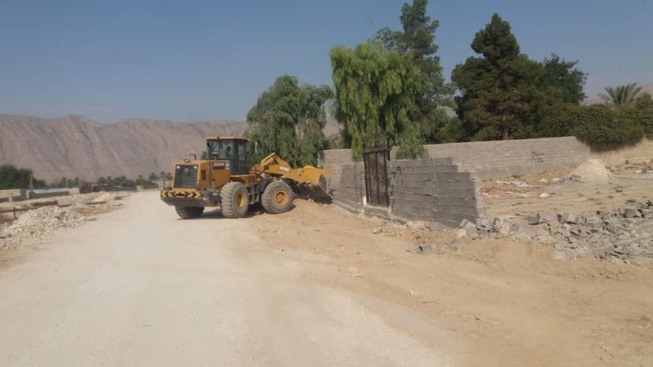 تخریب دیوارکشی غیرمجاز در شهرستان کازرون